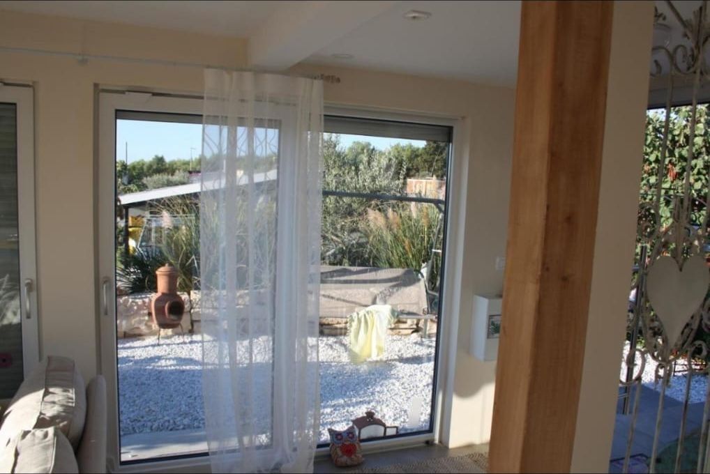 Blick aus dem Wohnzimmer in den Kiesgarten