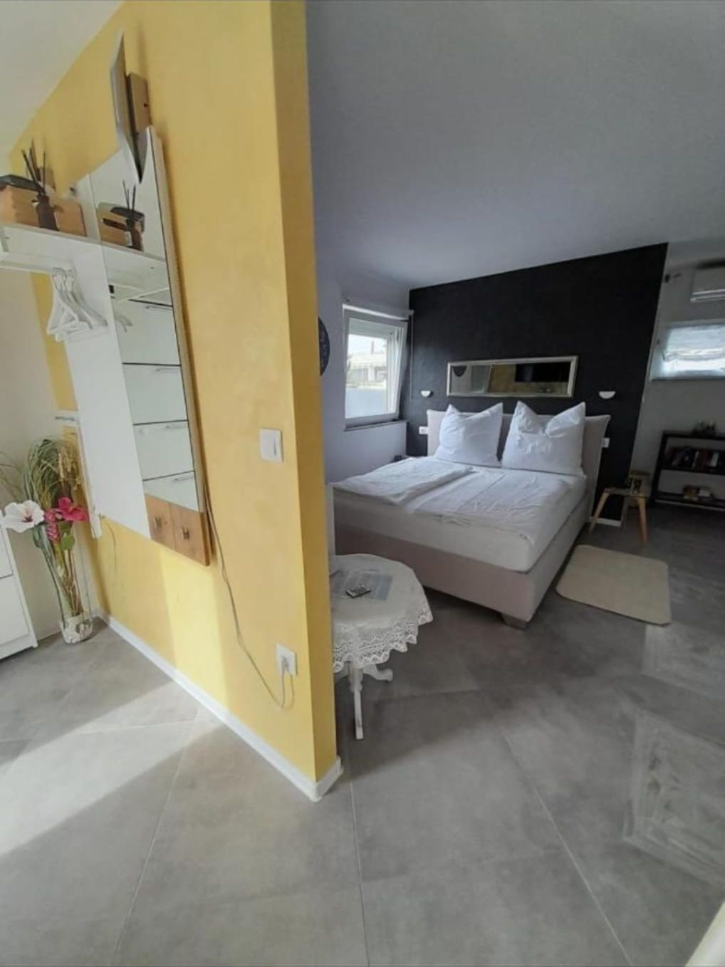 Schlafzimmer mit Garderobe und Akzentwand