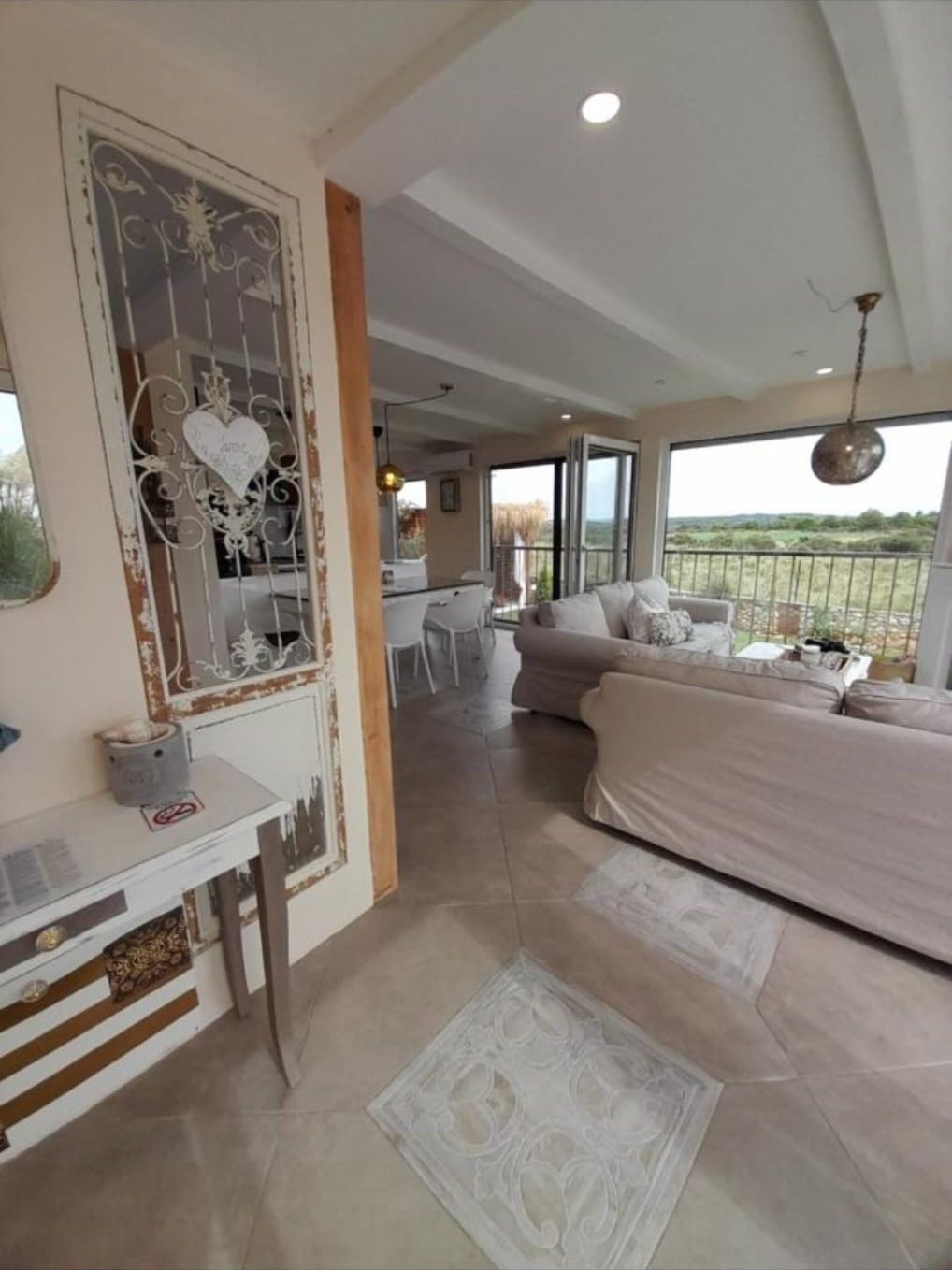 Wohnbereich mit Sofas und Panoramafenstern über die Landschaft